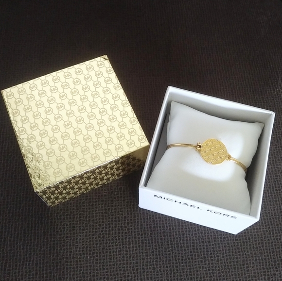 ✨️HP✨️ Michael Kors Gold💛 Medallion🏅 Bracelet - NWT - Picture 2 of 15